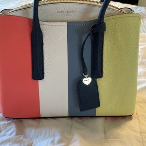 A Kate Spade stunning bag! EUC with dust bag.
Your Spring “go-to” bag!